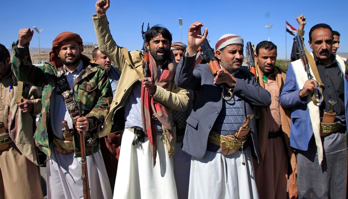 رجال قبائل يمنيون يشاركون في مسيرة تنديد بالولايات المتحدة في العاصمة صنعاء (4 شباط 2021، أ ف ب).