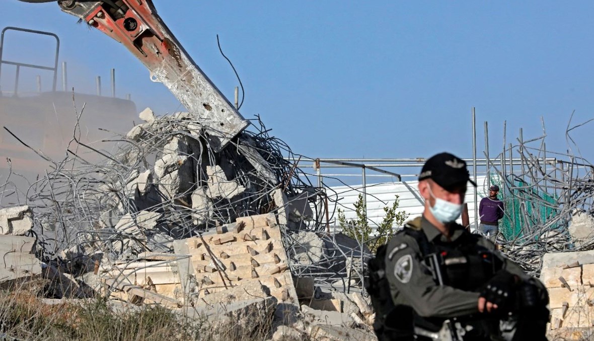 حفارات إسرائيلية تهدم منزلًا فلسطينيًا بني في المنطقة سي في الضواحي الجنوبية لمدينة الخليل في الضفة الغربية المحتلة (3 شباط 2021، أ ف ب).