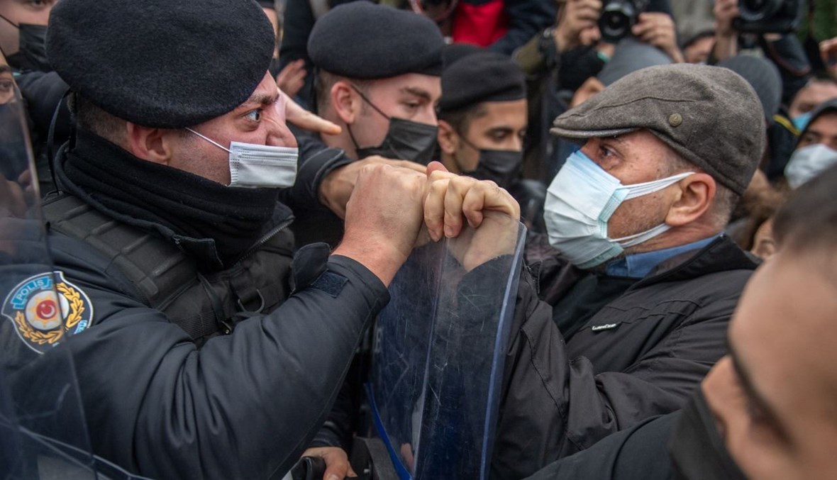 متظاهرون خلال مواجهة مع الشرطة خلال احتجاج على تعيين اردوغان أحد الموالين لرئاسة جامعة بوغازيتشي في اسطنبول (2 شباط 2021، أ ف ب). 