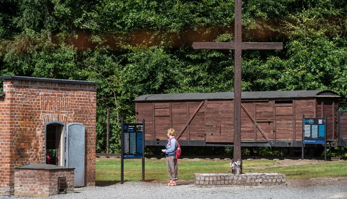 امرأة تقف بجوار غرفة الغاز في متحف معسكر الموت النازي السابق شتوتوف في سزتوتو (21 تموز 2020، أ ف ب).