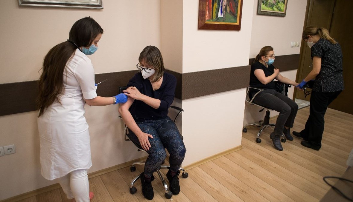 أشخاص يتلقون لقاح كورونا في مستشفى "بيروغوف" في صوفيا (7 شباط 2021، أ ف ب).