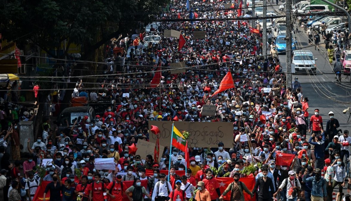 حشود المتظاهرين يمشون في يانغون، احتجاجا على الانقلاب (7 شباط  2021، أ ف ب). 
