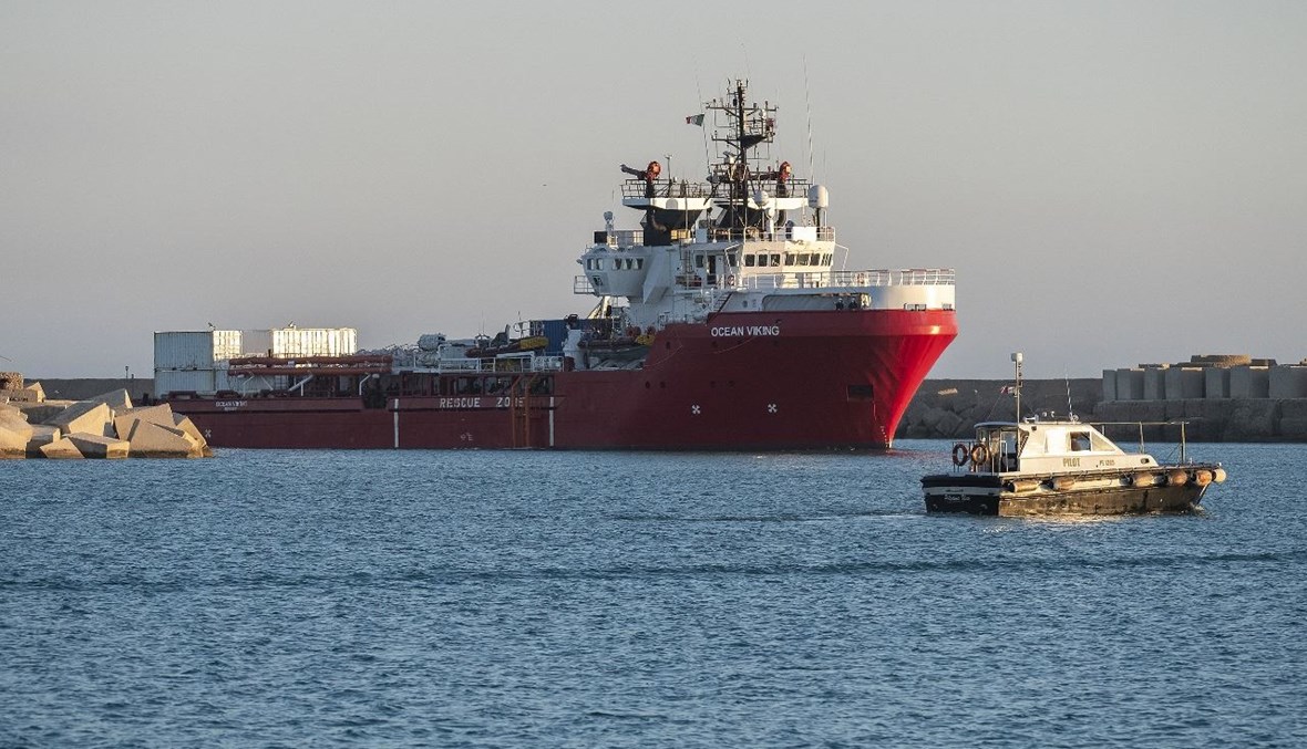 سفينة أوشن فايكنغ لدى وصولها إلى ميناء بورتو إمبيدوكلي في جزيرة صقلية، وعلى متنها مهاجرون أنفذتهم في البحر (6 تموز 2020، أ ف ب). 