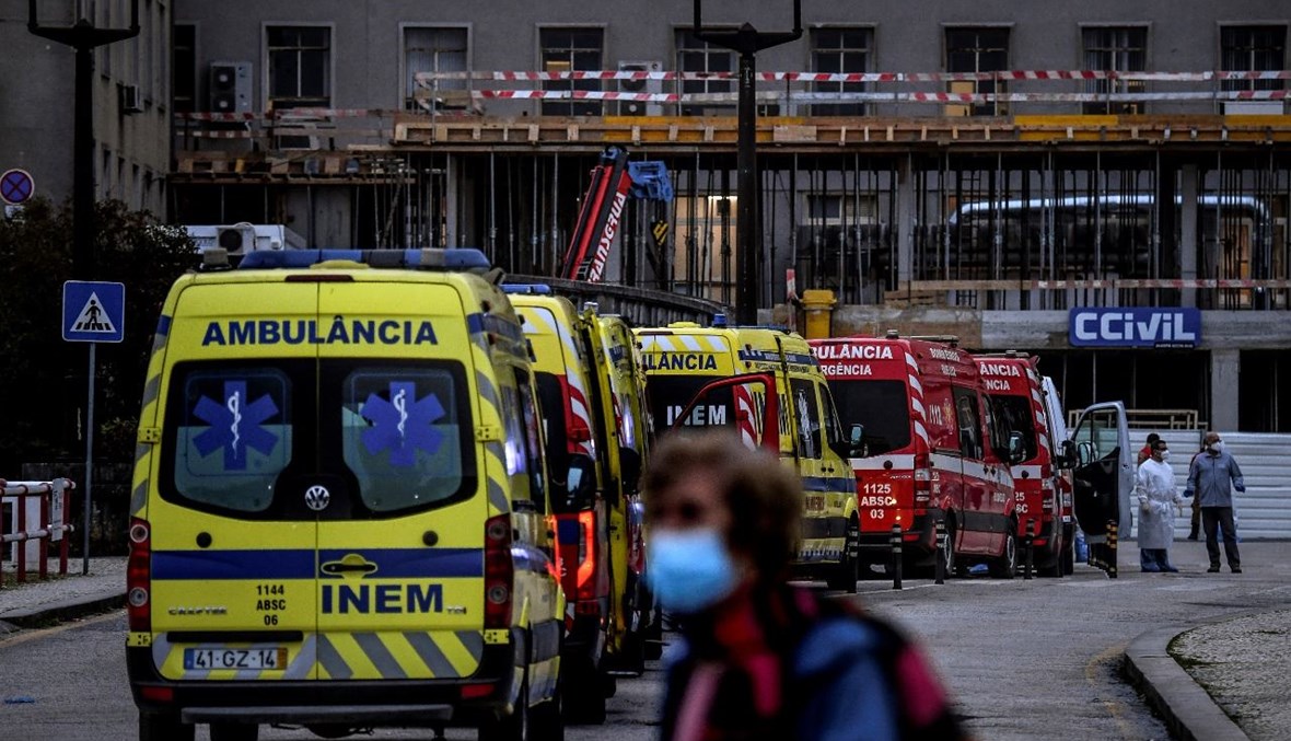 عشرات سيارات الإسعاف توقفت امام خدمات الطوارئ الخاصة بكوفيد- 19 في مستشفى سانتا ماريا في لشبونة (28 ك2 2021، أ ف ب).