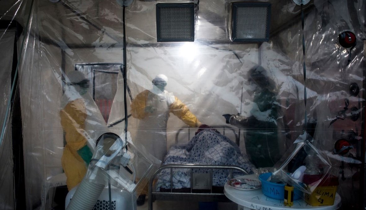 صورة ارشيفية- عاملون صحيون يفحصون مريضا بالإيبولا في وحدة رعاية الطوارئ الآمنة الحيوية في بيني بالكونغو الديموقراطية (15 آب 2018، أ ف ب). 