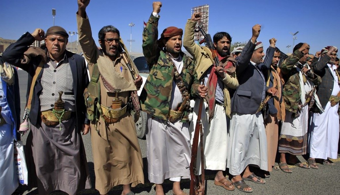 رجال قبائل في صنعاء خلال تجمع للتنديد بقرار الرئيس الاميركي السابق دونالد ترامب تصنيف جماعة الحوثي على لائحة الإرهاب.   (أ ف ب)