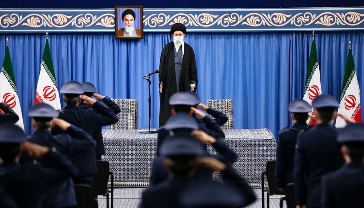 المرشد الأعلى للجمهورية الإسلامية الإيرانية آية الله علي خامنئي خلال استقباله قادة القوات الجوية في طهران أمس.(أ ف ب)