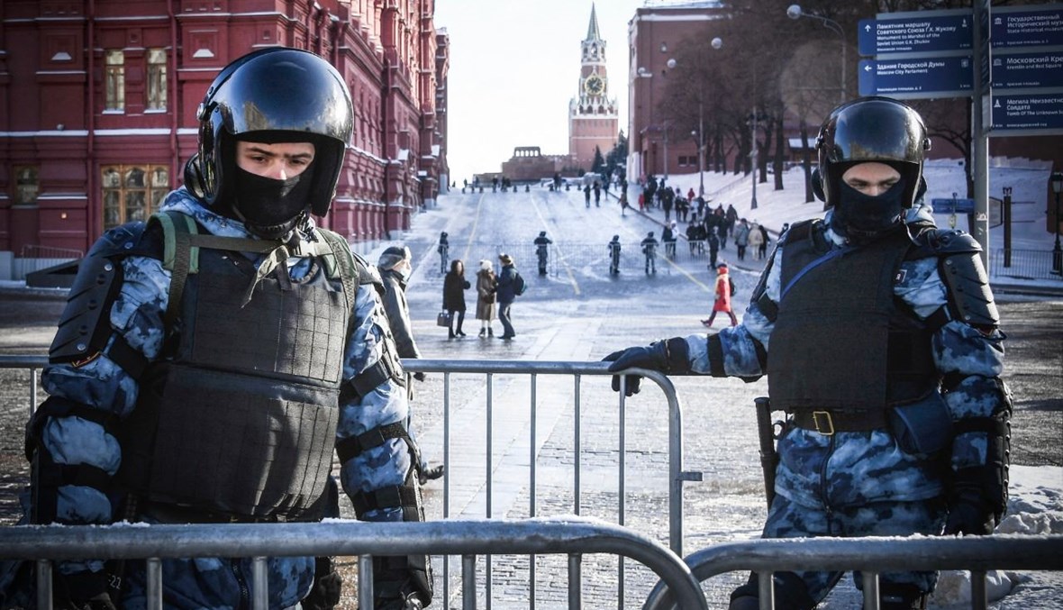 عناصر من شرطة مكافحة الشغب الروسية أقاموا حاجزا لمنع احتجاجات محتملة داعمة لنافالني، في وسط موسكو (7 شباط 2021، أ ف ب).