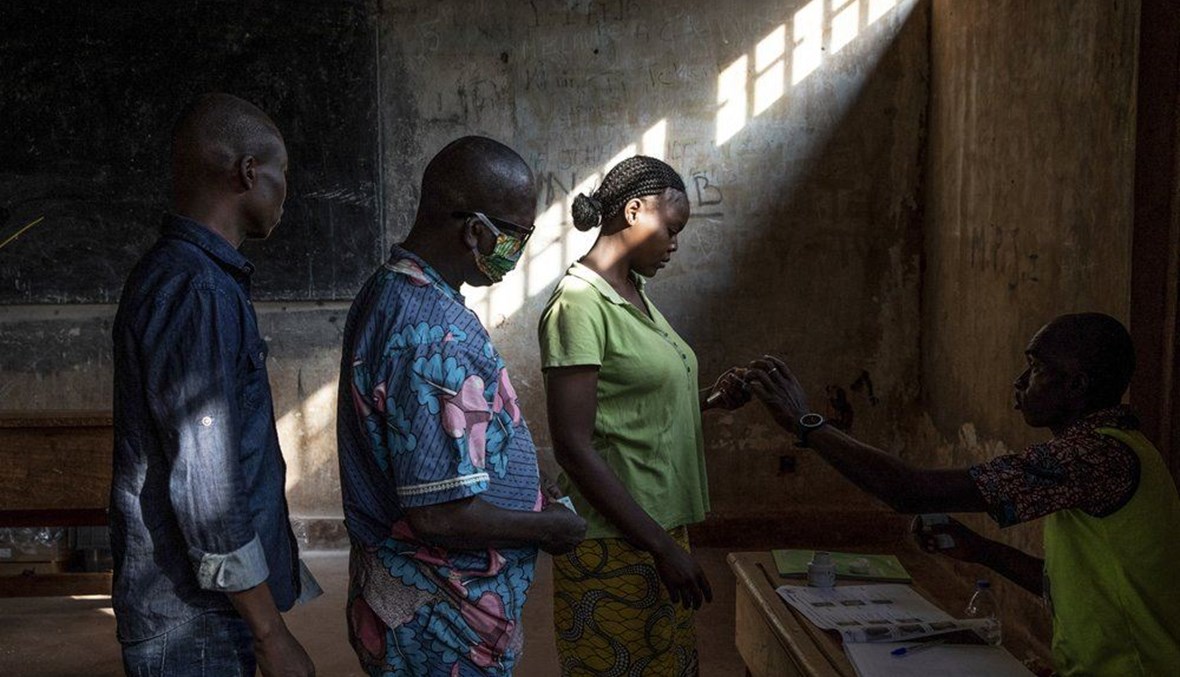 أشخاص يدلون بأصواتهم في الانتخابات الرئاسية والتشريعية، في مركز اقتراع في العاصمة بانغي (27 ك1 2020، أ ب). 