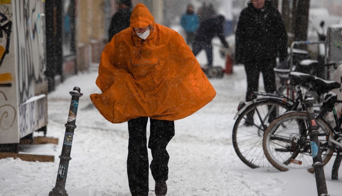 شخص يمشي وسط الثلج في حي كرويتسبيرغ في برلين (8 شباط 2021، أ ف ب). 
