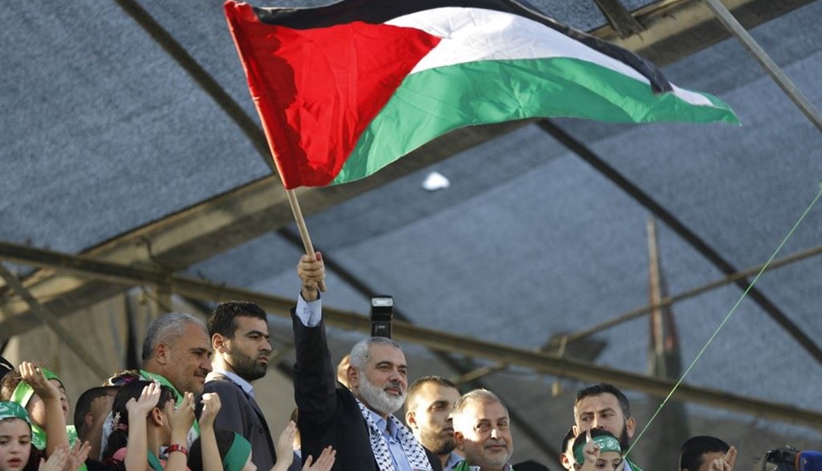 اسماعيل هنية يرفع العلم الفلسطيني (تعبيرية- "أ ف ب").