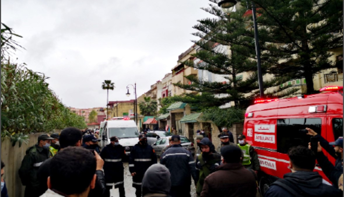 مسعفون وشرطيون في موقع الحادث (وكالة الانباء المغربية). 