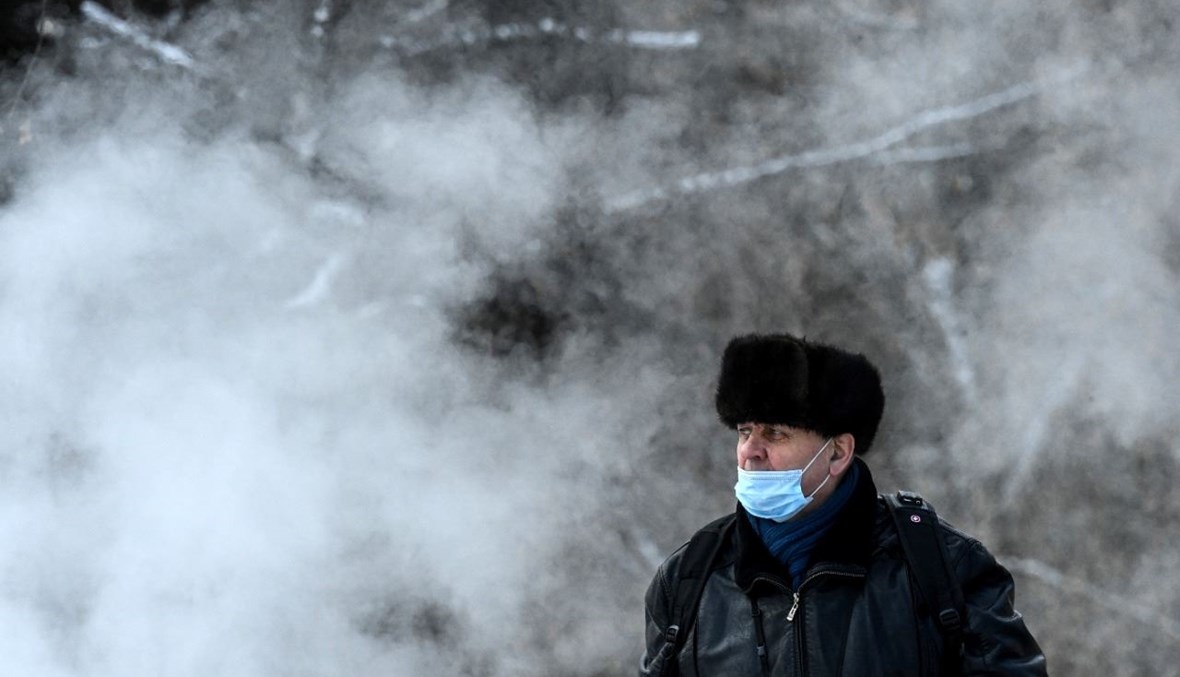 رجل يمشي في أحد الشوارع في موسكو خلال يوم بارد (8 شباط 2021، أ ف ب). 