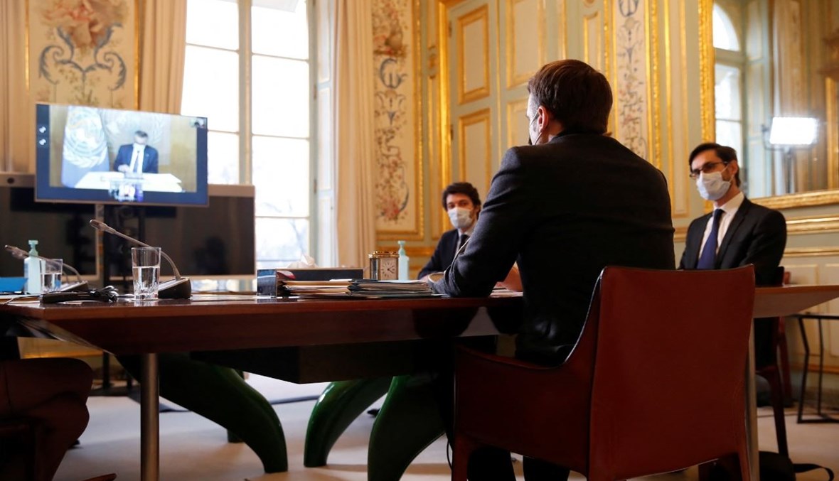 ماكرون مجتمعاً بمدير منظمة الصحة، عبر الفيديو، في قصر الإليزيه في باريس (8 شباط 2021، أ ف ب).