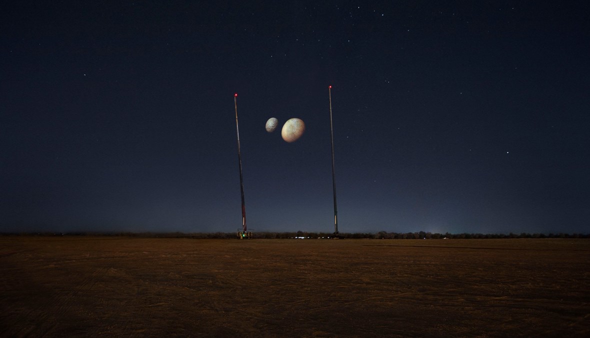 العرض الضوئي لقمري المريخ فوبوس وديموس في سماء صحراء القدرة، باستخدام تقنية غير مسبوقة في الشرق الآوسط (حساب الإمارات- 9 شباط 2021). 