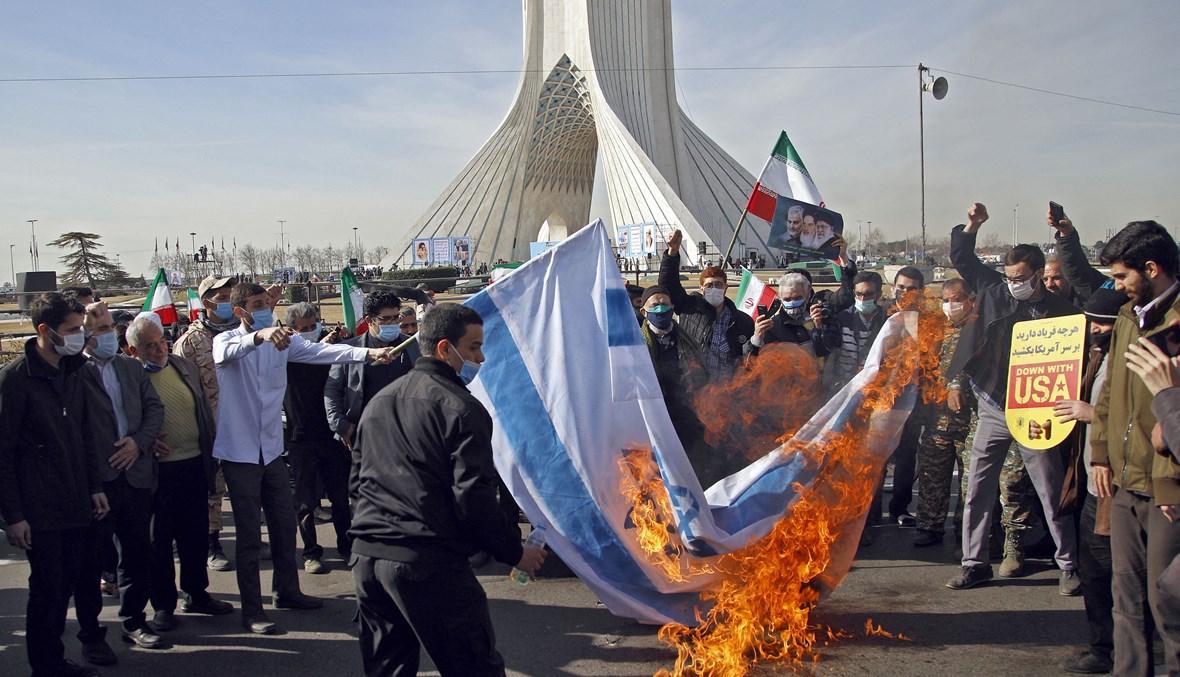 إحراق علم إسرائيل في إيران )أ ف ب). 