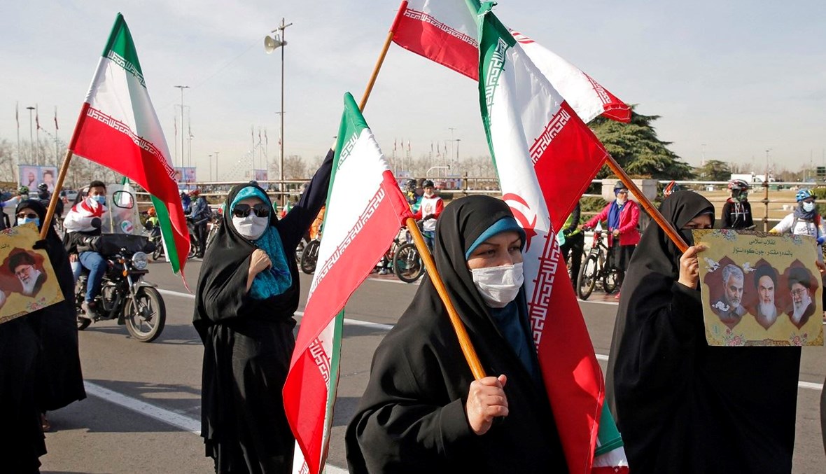 الإيرانيون يحتفلون بذكرى الثورة (أ ف ب).