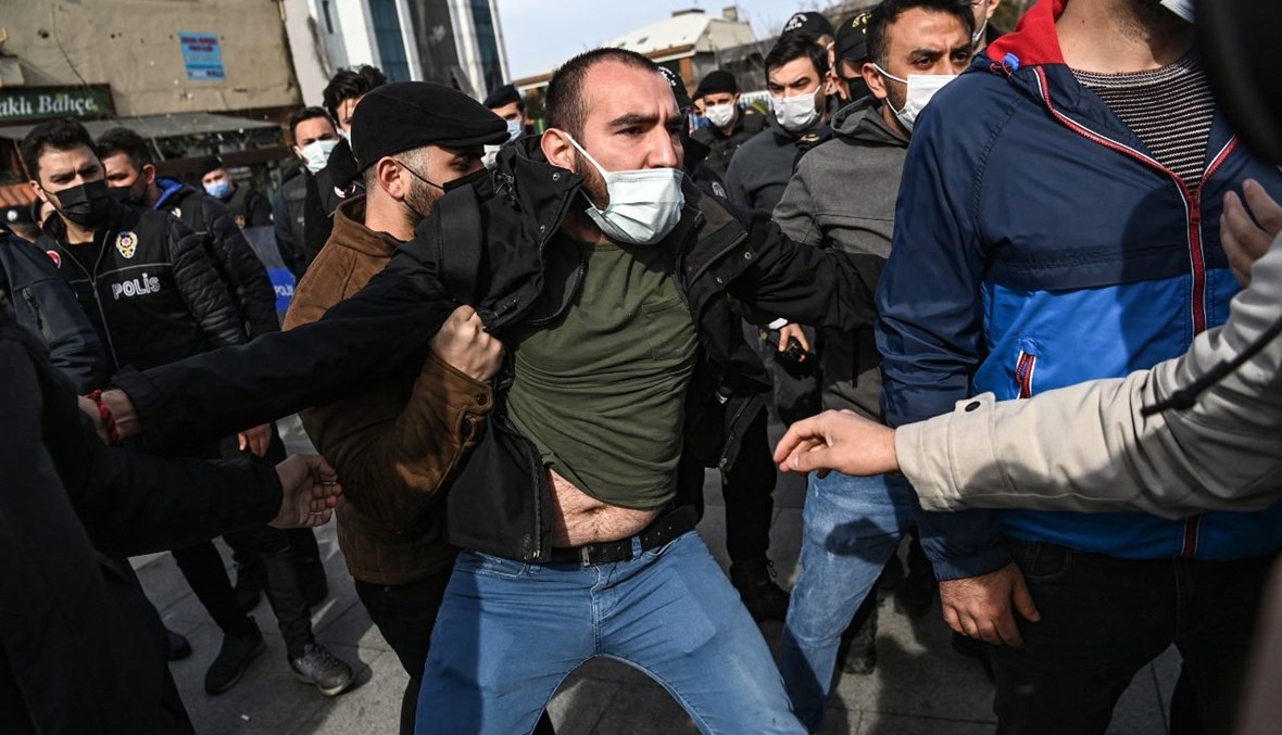 شرطيون بملابس مدنية يحتجزون متظاهرين أتراك خلال تظاهرة لدعم طلاب جامعة بوغازيتشي  أمام محكمة اسطنبول (11 شباط 2021، أ ف ب).