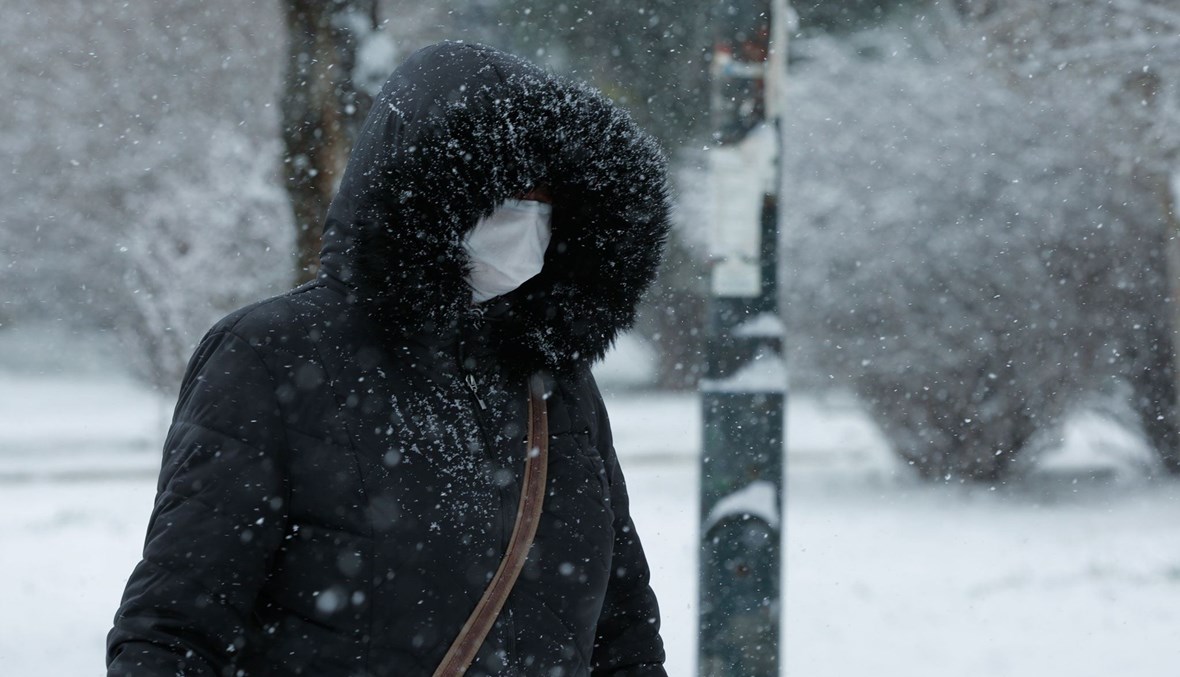 قد ينتشر الفيروس أكثر في الطقس البارد بسبب تغيير سلوكيات الناس ايضاً