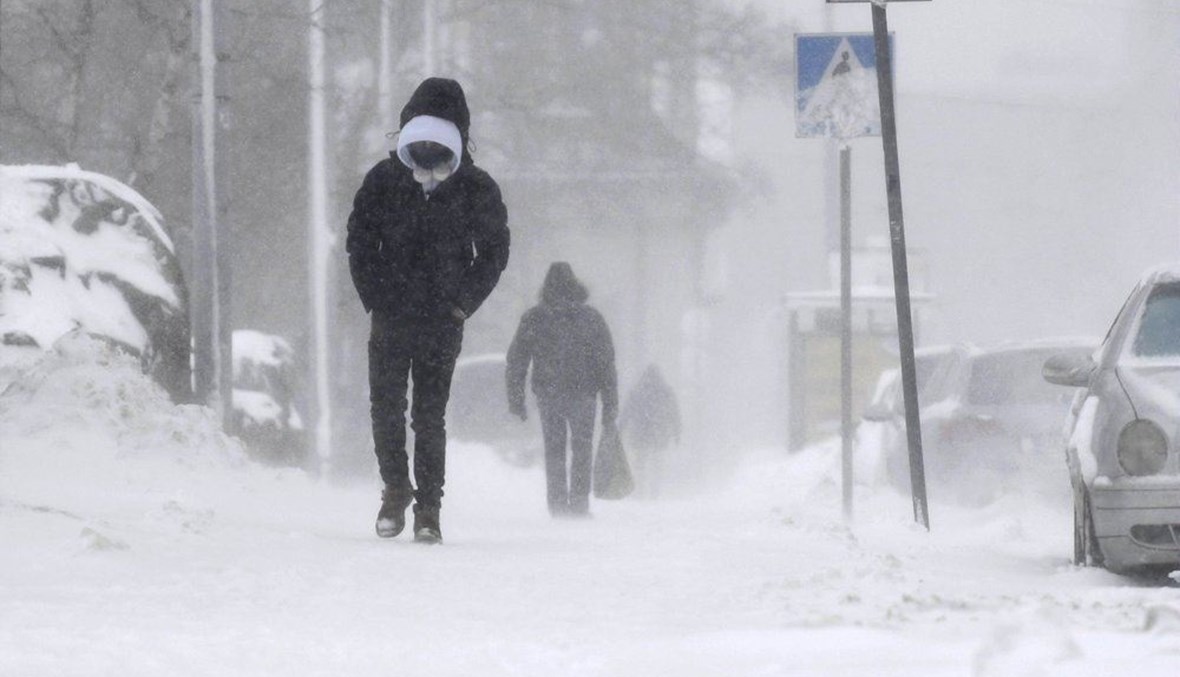 طبقة سميكة من الثلوج تغطي شوارع في وسط هلسنكي بفنلندا (12 ك2 2021، أ ب).