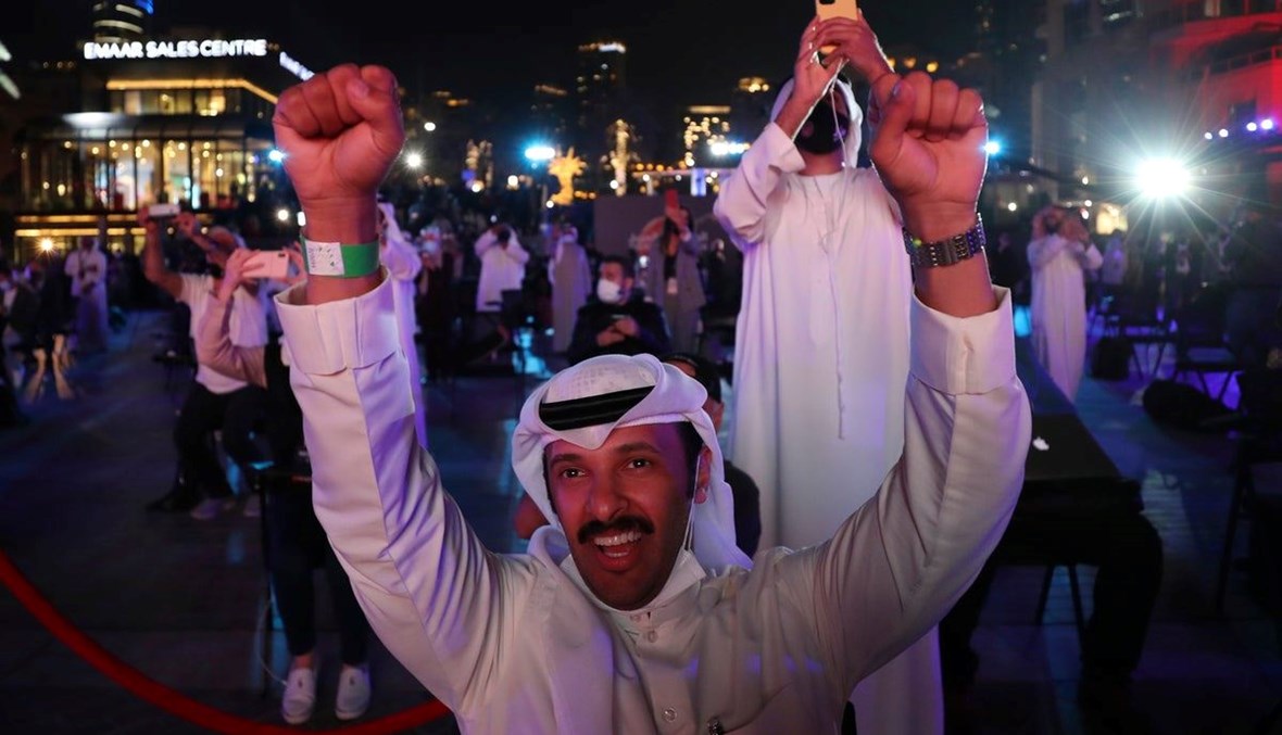فرحة الإماراتيين بالإنجاز التاريخي - "أ ب"