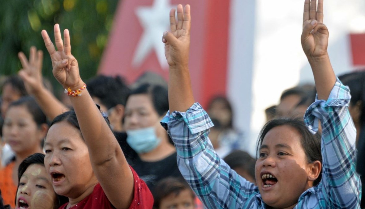 متظاهرون يرفعون التحية الثلاثة خلال تظاهرة ضد الانقلاب العسكري في نايبيداو (12 شباط 2021، أ ف ب).