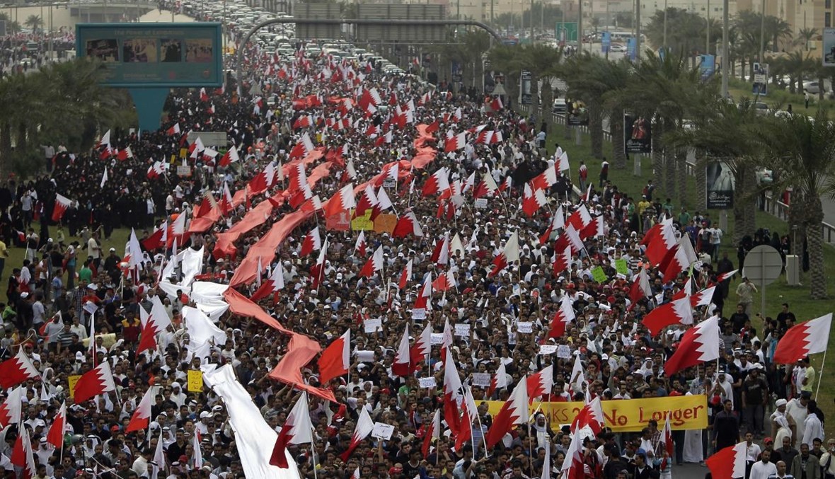 متظاهرون شيعة بحرينيون مناهضون للحكومة خلال تجمع في ساحة اللؤلؤة في المنامة (25 شباط 2011، أ ف ب). 
