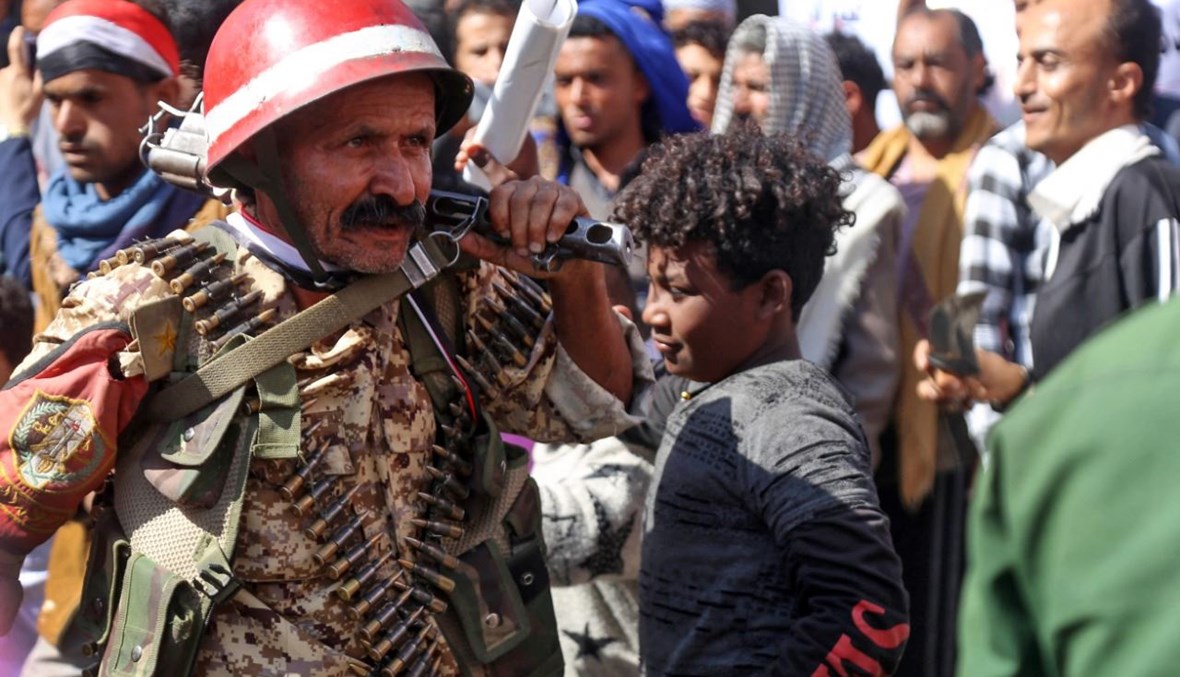 يمنيون يشاركون في تجمع في تعز، لإحياء الذكرى العاشرة لانتفاضة الربيع العربي 2011 التي أطاحت الرئيس السابق علي عبد الله صالح (11 شباط 2021، أ ف ب). 