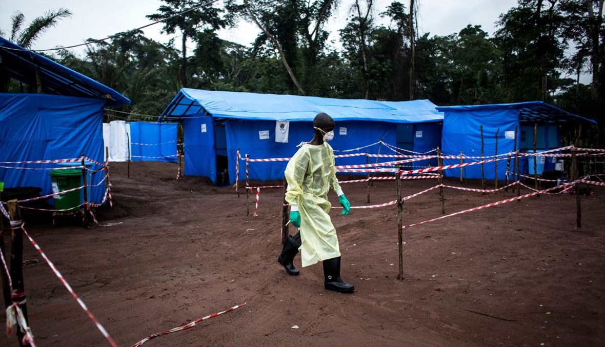 عاملة صحية تمشي في وحدة الحجر الصحي المخصصة للإيبولا في في موما بالكونغو الديموقراطية (13 حزيران 2017، أ ف ب). 