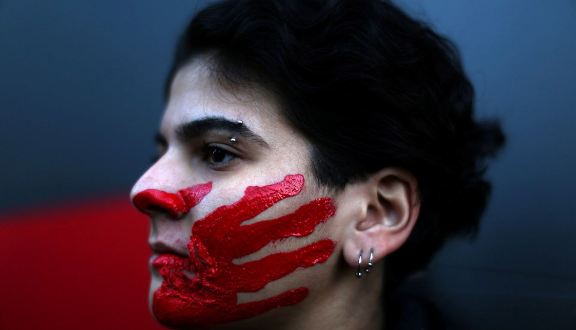 ناشطة نسويّة خلال تظاهرة مندّدة بالعنف ضدّ المرأة في بيروت (أ ف ب).