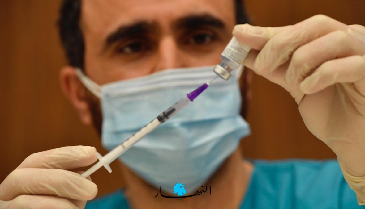 عامل صحي في مركز الجامعة الأميركية يحضّر جرعة من اللقاح (تصوير نبيل إسماعيل).