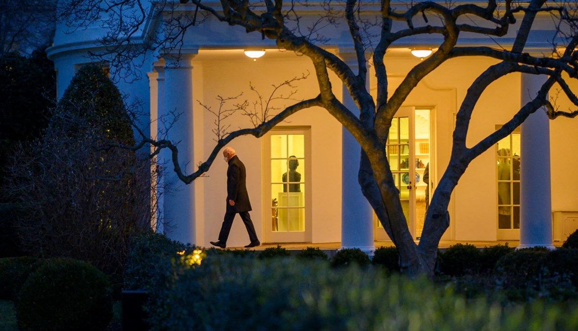 بايدن مغادرا البيت الأبيض لقضاء عطلة نهاية الأسبوع في كامب ديفيد (12 شباط 2021، أ ف ب).
