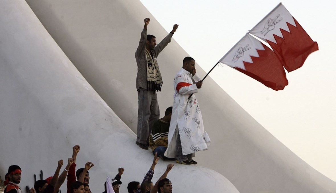 صورة ارشيفية-  متظاهرون بحرينيون مناهضون للحكومة تجمعوا عند نصب اللؤلؤة وسط المنامة (20 شباط 2021، أ ف ب). 