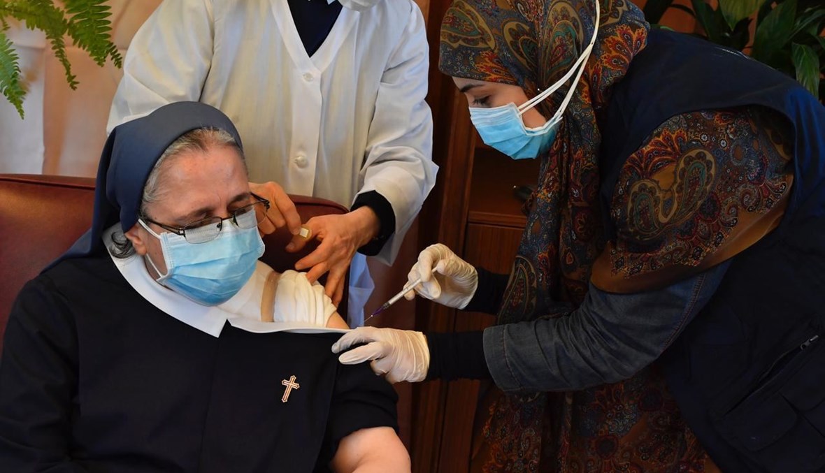 راهبة تحصل على اللقاح في مستشفى دير الصليب التابع لراهبات الصليب.