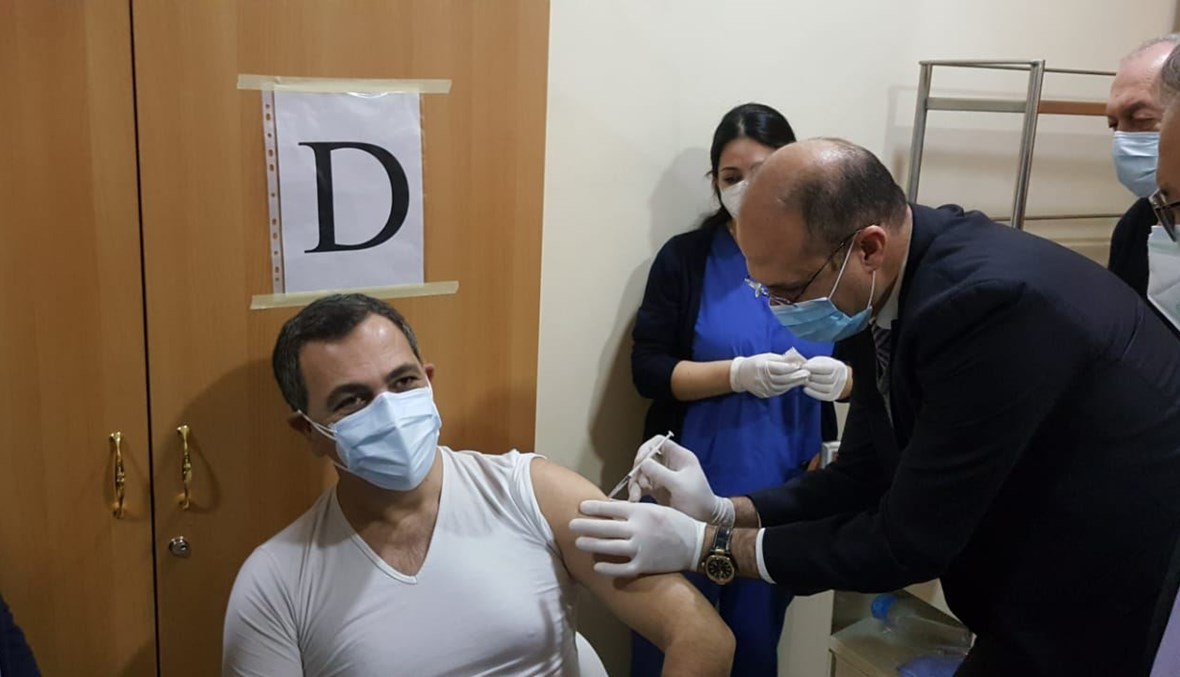طبيب الإنعاش في قسم كورونا الدكتور عمر عبد الساتر يتلقّى اللقاح.