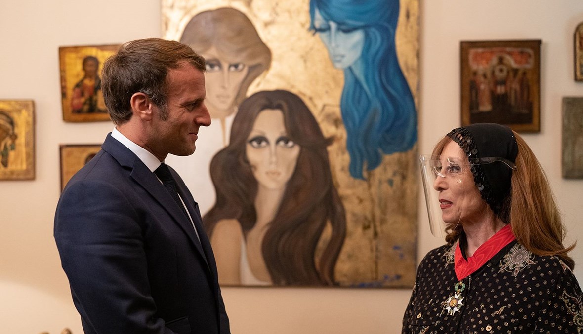 السيدة فيروز مع الرئيس ماكرون في منزلها في الرابية (1 ايلول 2020- فيسبوك).