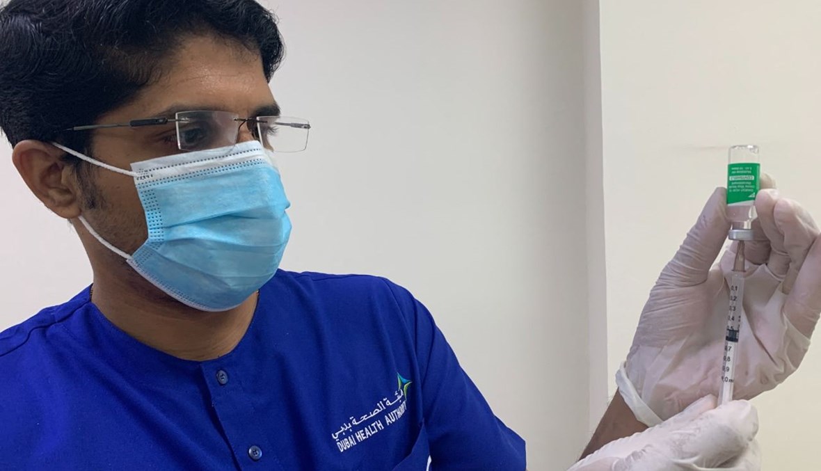 عامل صحي يحضر حقنة من لقاح كورونا في دبي (8 شباط 2021، أ ف ب).