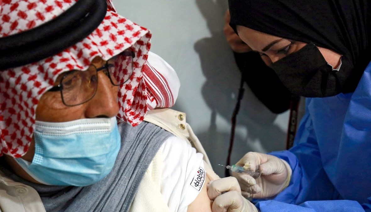 لاجئ سوري يتلقى لقاح كورونا في مركز طبي في مخيم الزعتري للاجئين شمال عمان )15 شباط 2021، أ ف ب). 
