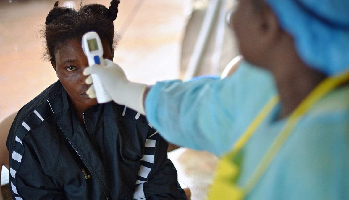 امرأة يشتبه في إصابتها بفيروس الإيبولا في المستشفى الحكومي في كينيما (16 آب 2014، أ ف ب).