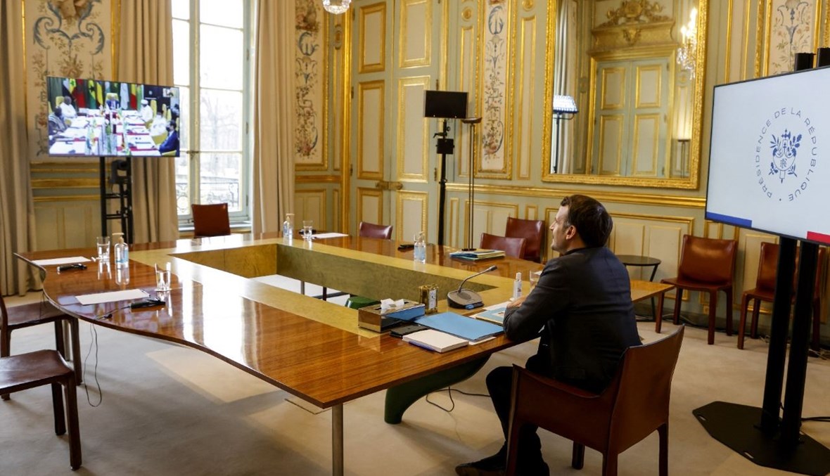 ماكرون خلال اجتماع عبر الفيديو مع قادة مجموعة الساحل الخمس، في قصر الإليزيه في باريس (15 شباط 2021، أ ف ب).