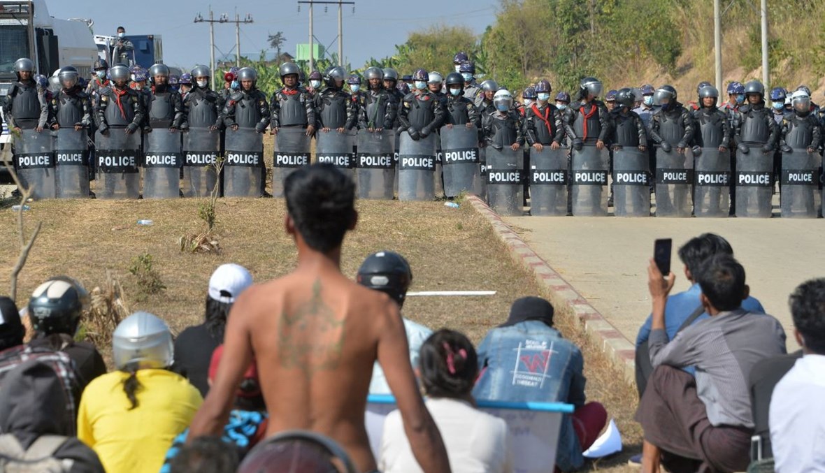 متظاهرون ضد الانقلاب العسكري في مواجهة شرطة مكافحة الشغب في نايبيداو (15 شباط 2021، أ ف ب).