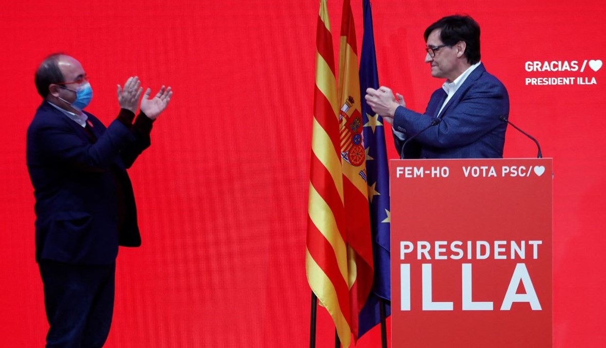 مرشح الحزب الاشتراكي الكاتالوني سلفادور إيلا (الى اليمين) يحتفل بنتائج الانتخابات الإقليمية في كاتالونيا (14 شباط 2021ـ أ ف ب).