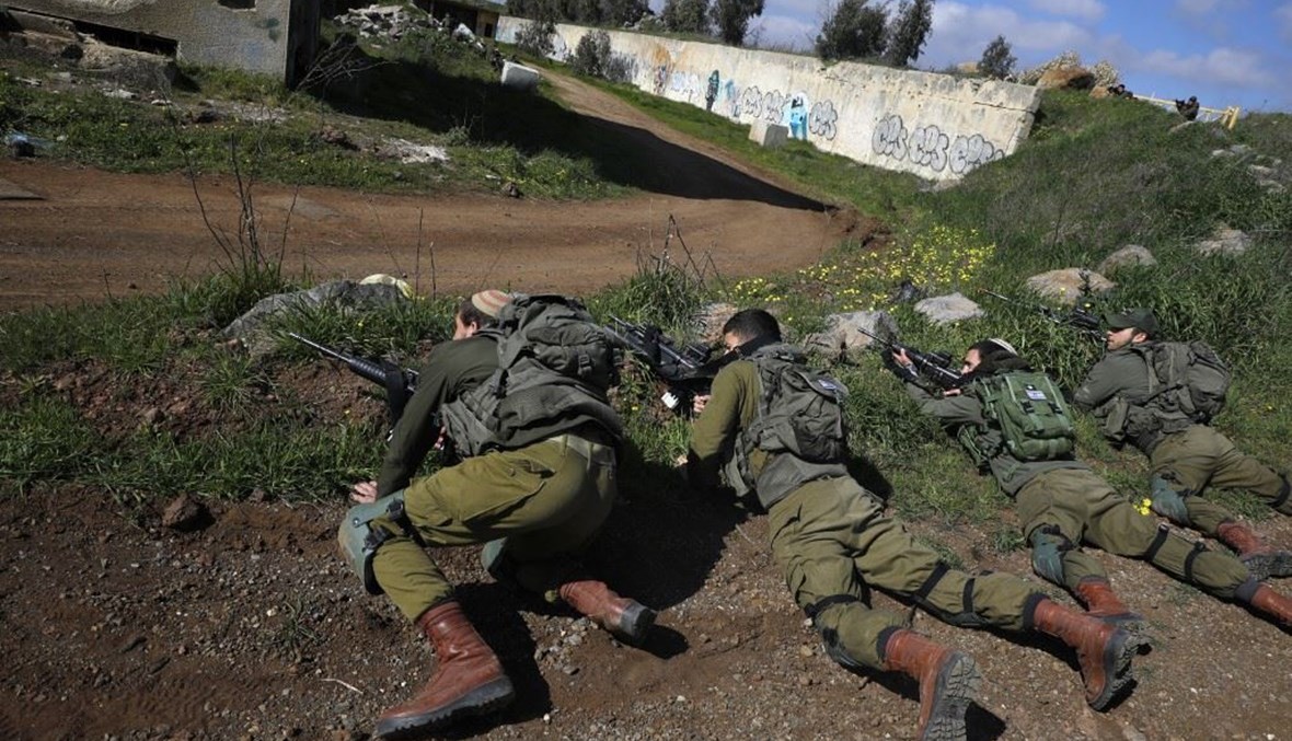 جنود إسرائيليون يشاركون في مناورات بهضبة الجولان السورية المحتلة أمس.   (أ ف ب)