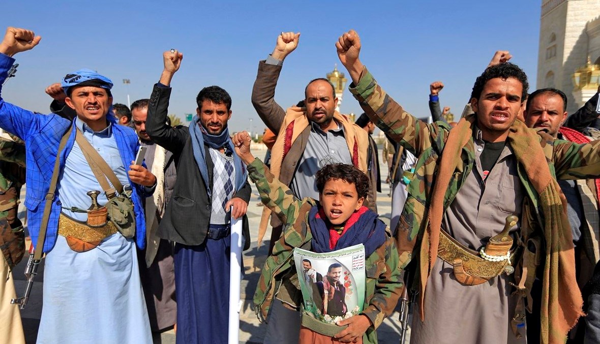 يمنيون موالون للحوثيين خلال تشييع مقاتلين في مسجد الصالح في العاصمة صنعاء (أ ف ب).
