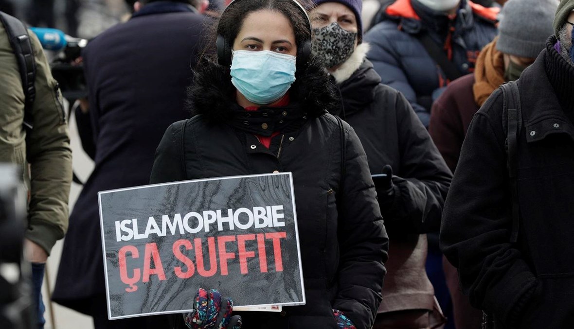 رفع شعار "كفى إسلاموفوبيا" خلال تظاهرة في باريس (أ ف ب).