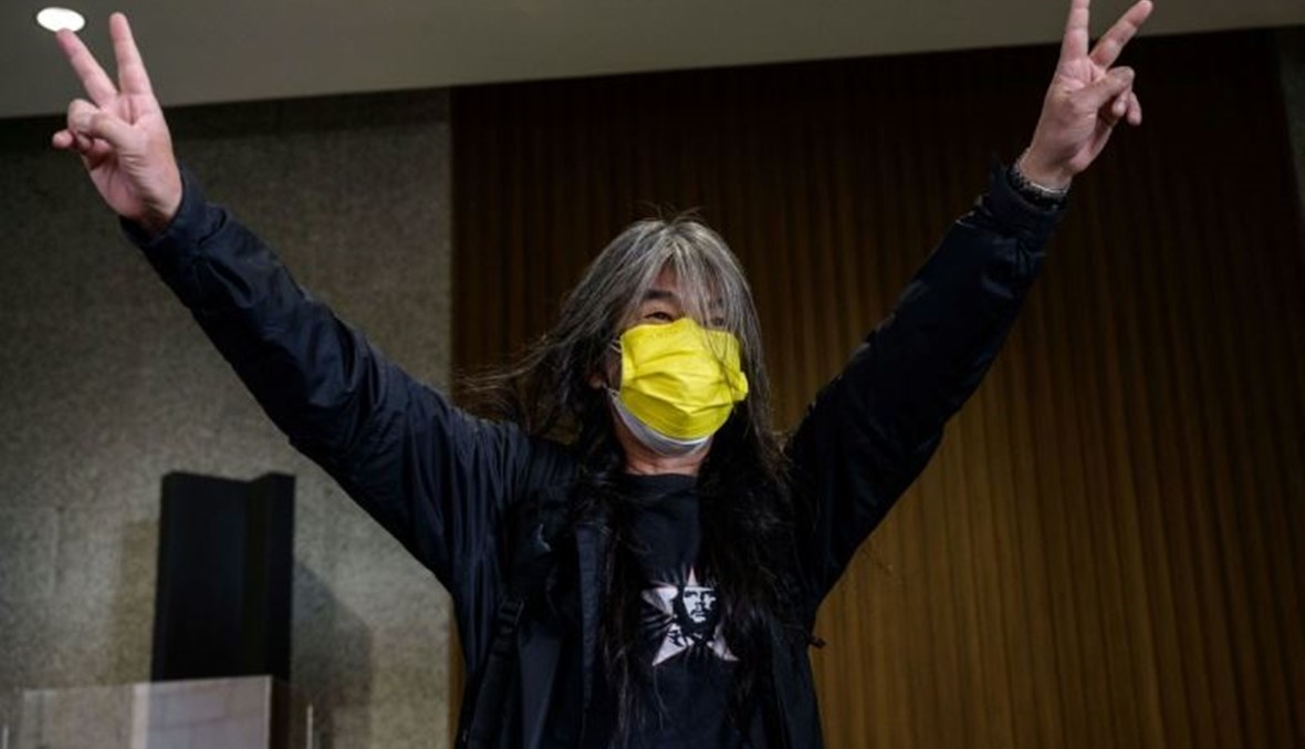 الناشط المؤيد للديموقراطية ليونغ كووك-هونغ قبيل دخوله المحكمة في هونغ كونغ أمس.   (أ ف ب)