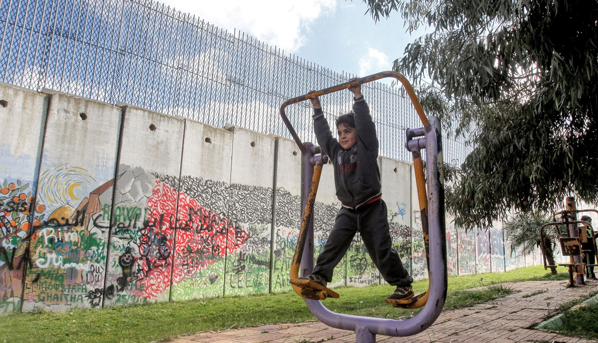 طفل يلعب على أرجوحة في حديقة في قرية كفركلا بجنوب لبنان، في 15 شباط 2021 (تعبيرية - أ ف ب).