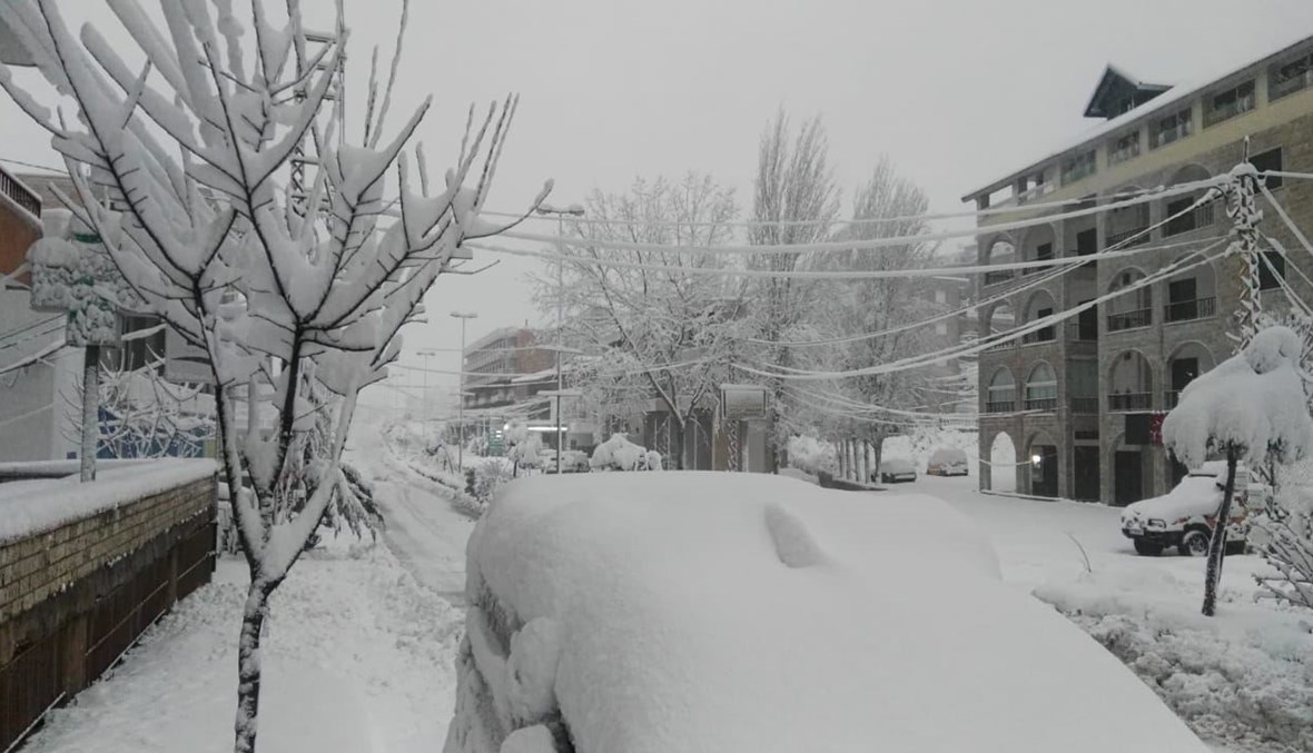 بالصور: الأبيض يغطي الجرود والسيول تجتاح البيوت في السواحل