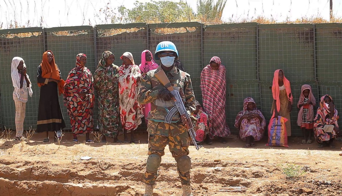 عنصر من بعثة الأمم المتحدة والاتحاد الأفريقي لحفظ السلام في منطقة دارفور السودانية (أ ف ب).