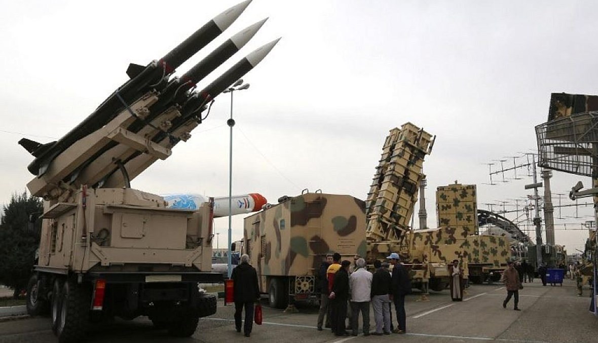 معرض أسلحة وآليات عسكرية في طهران (أ ف ب).